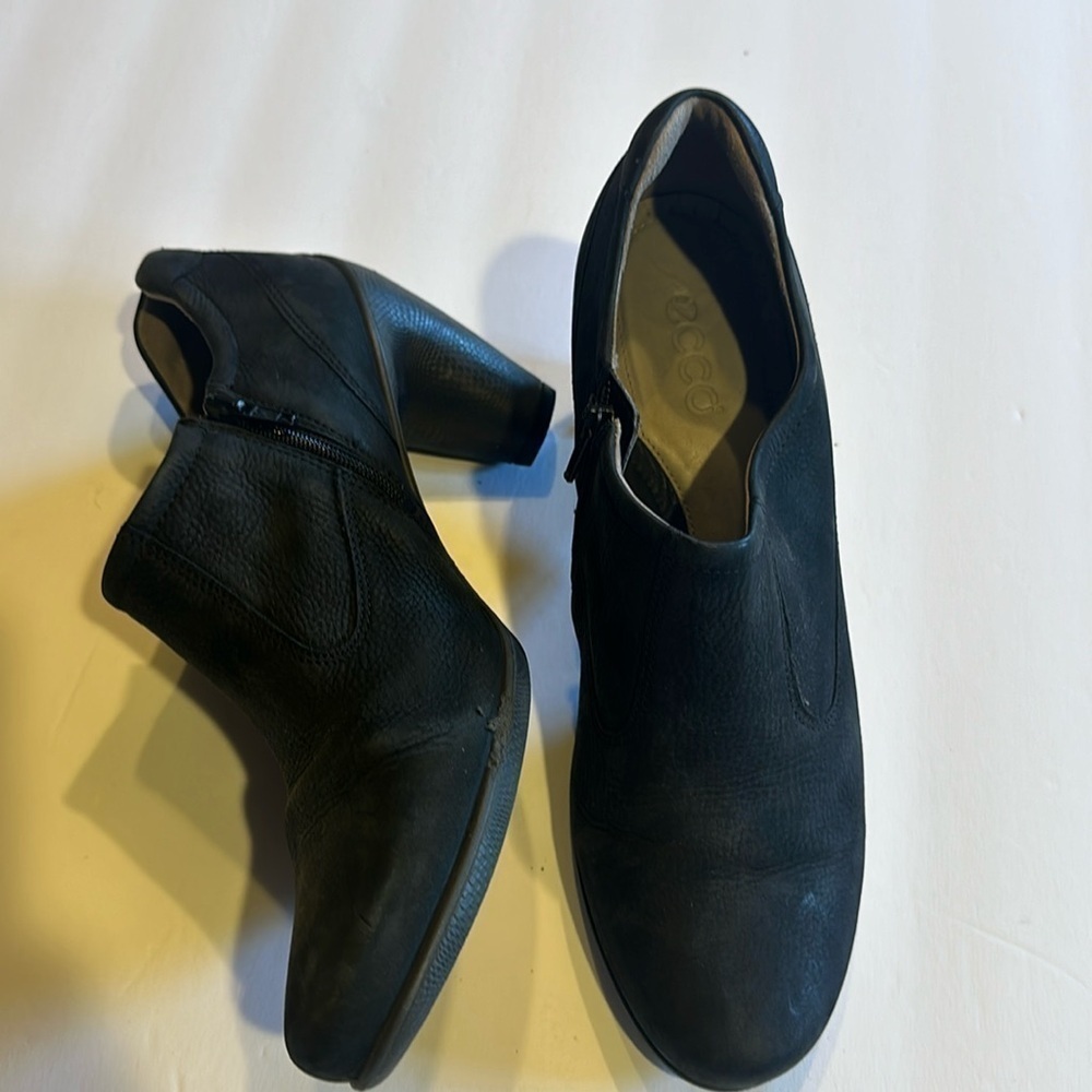 Ecco black soft suede pebbles sculptured with cone heel low cut zip up booties